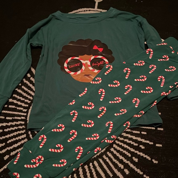 ELLE OLIVIA
Green Candy Cane bamboo Christmas Pajamas - Picture 2 of 5